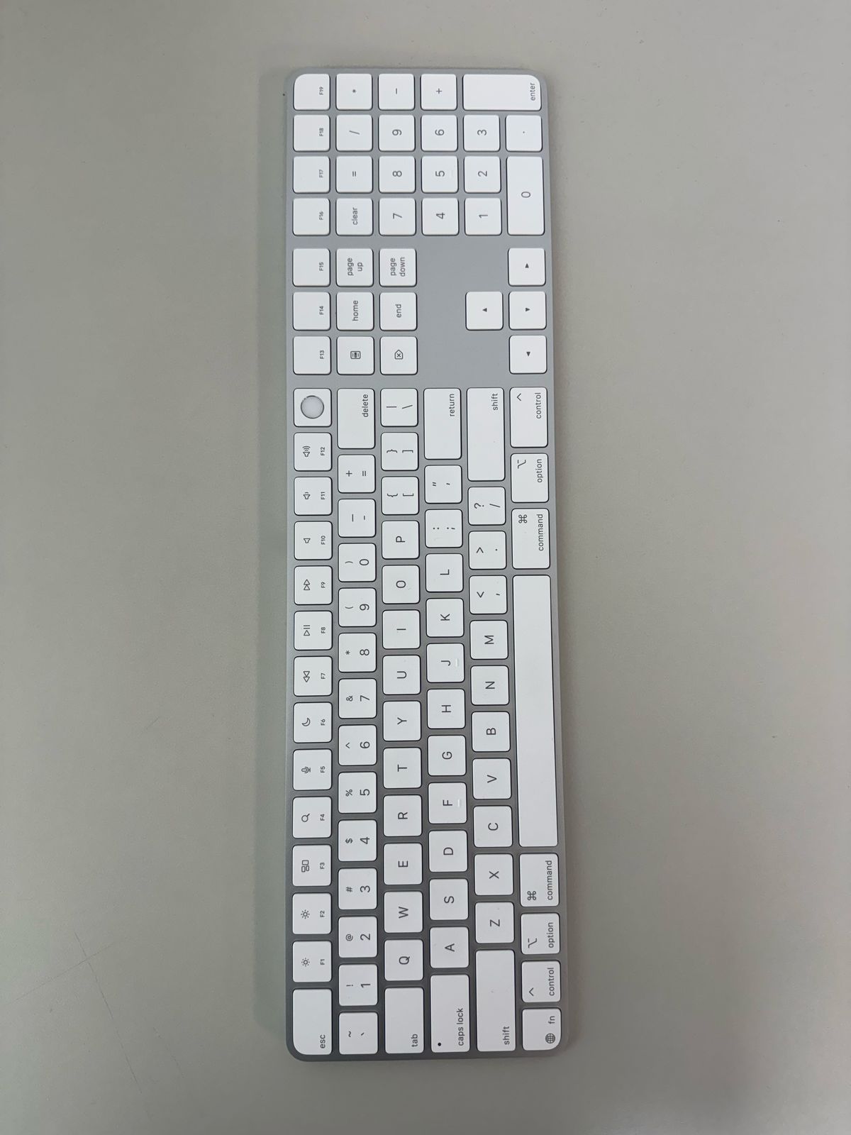 Magic Keyboard com Touch ID e teclado numérico - Branco - Cabo USB‑C - Seminovo